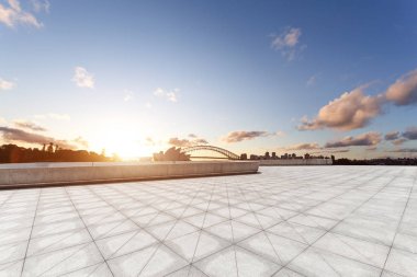 Landmark Sydney opera binası ve gündoğumu köprüde boş tuğla yerden