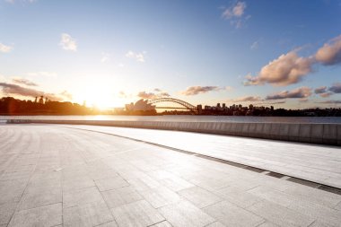 Landmark Sydney opera binası ve gündoğumu köprüde boş tuğla yerden