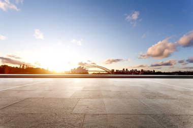 Landmark Sydney opera binası ve gündoğumu köprüde boş tuğla yerden
