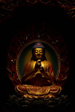 Tapınaktaki altın Buda heykeli