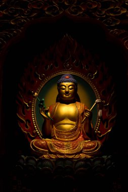 Tapınaktaki altın Buda heykeli