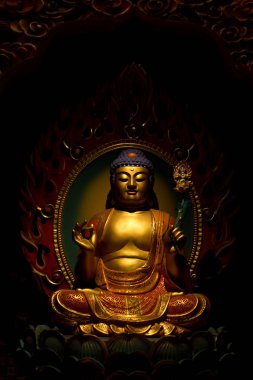 Tapınaktaki altın Buda heykeli