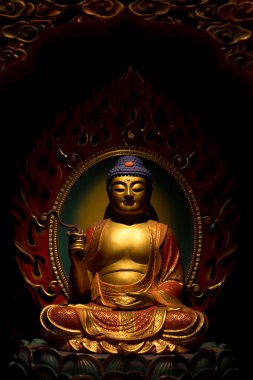 Tapınaktaki altın Buda heykeli