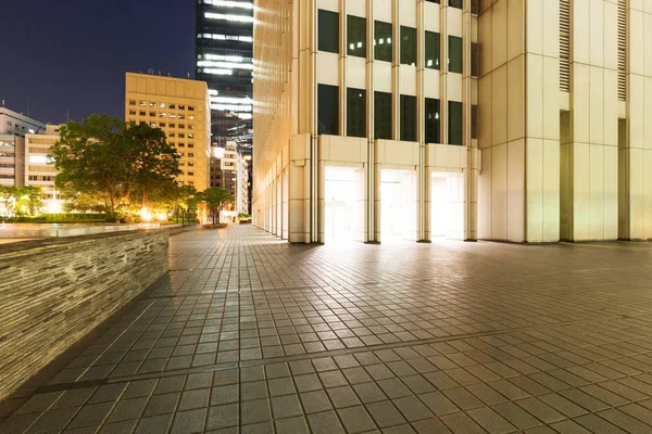 Caminho Vazio Fora Edifício Moderno Noite — Fotografia de Stock