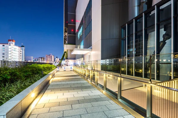 Empty Footpath Modern Building Night — Stock Photo, Image