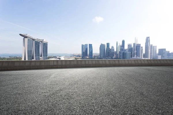 Empty road with cityscape — Stock Photo, Image