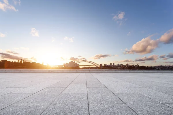 Landmark Sydney opera binası ve gündoğumu köprüde boş tuğla yerden