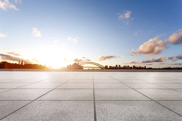 地标性建筑悉尼歌剧院和日出时从空砖地板的桥梁 — 图库照片