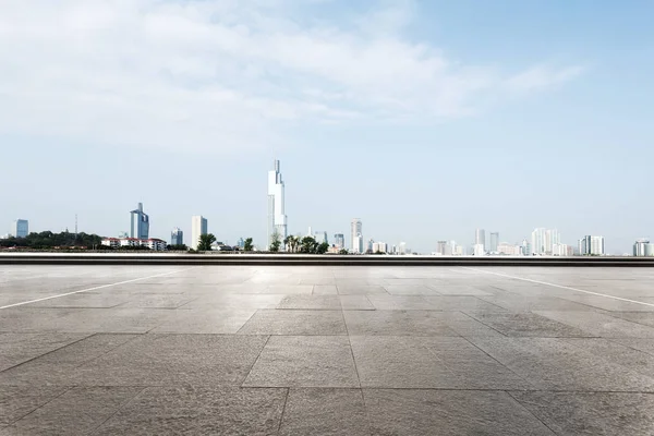 Prázdná podlaha s panoráma moderního města — Stock fotografie