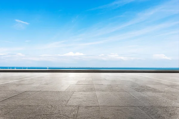 Mavi Deniz Boş Tuğla Yerden Güneşli Gökyüzü — Stok fotoğraf