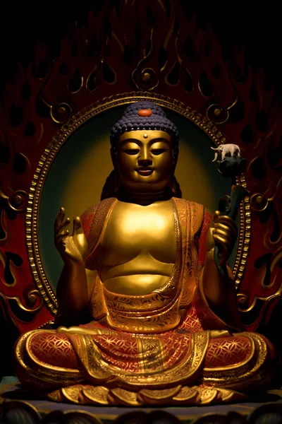 寺庙里的金色佛像 — 图库照片