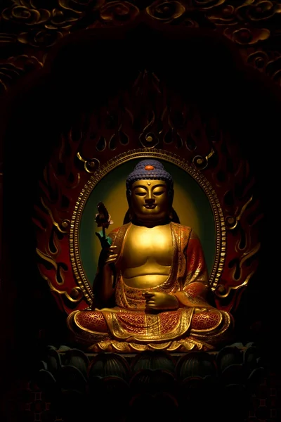 Tapınaktaki altın Buda heykeli