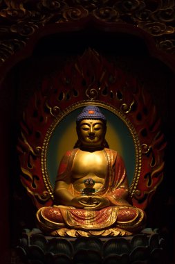 Tapınaktaki altın Buda heykeli