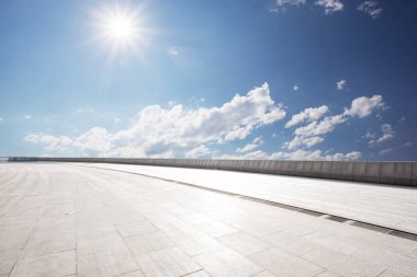 Mavi bulut gökyüzü ile boş tuğla zemin