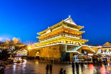 gece sahne Sokağı'ndan ünlü Xi'an çan kulesi
