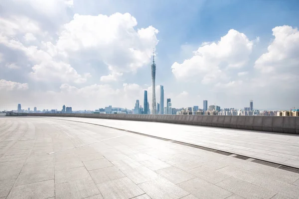 Leerer Ziegelboden Mit Stadtbild Von Guangzhou — Stockfoto