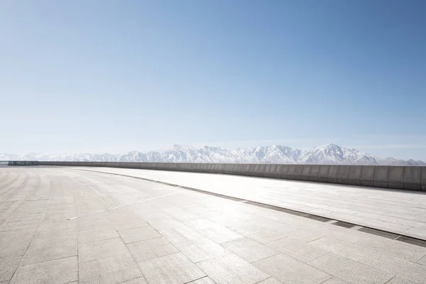 Piso Ladrillo Vacío Con Montañas Nieve Blanca Cielo Azul —  Fotos de Stock