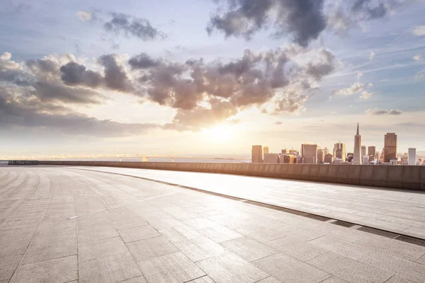 San Francisco cityscape gündoğumu, boş tuğla zemin