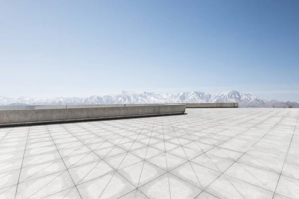 Vit Snö Berg Från Tom Tegel Golv Blå Himmel — Stockfoto