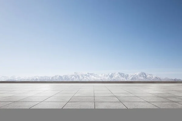 Белые Снежные Горы Пустого Брикетного Пола Голубом Небе — стоковое фото