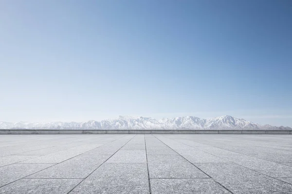 Montanhas Brancas Neve Assoalho Vazio Tijolo Céu Azul — Fotografia de Stock