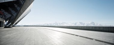 mavi gökyüzü beyaz kar dağlarda boş tuğla zemin