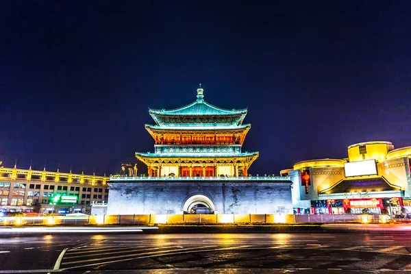 有名な西安鐘楼忙しい道路からの夜景 — ストック写真