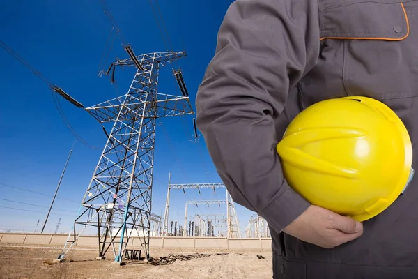 Technicien Homme Chinois Avec Casque Jaune Debout Devant Station Transmission — Photo