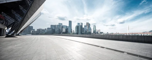 Pavimento Mattoni Vuoti Con Paesaggio Urbano Della Città Moderna — Foto Stock