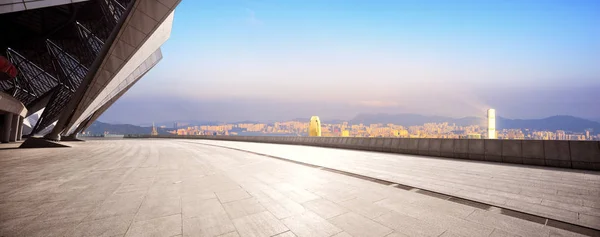 近代的な都市の景観と空のれんが造りの床 — ストック写真