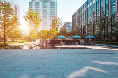 Modern şehrin merkezindeki modern binalar