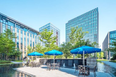 Modern şehrin merkezindeki modern binalar