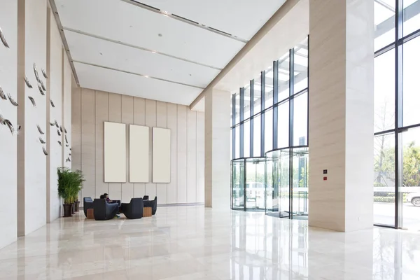 现代办公楼宽敞明亮的入口大厅内部 — 图库照片
