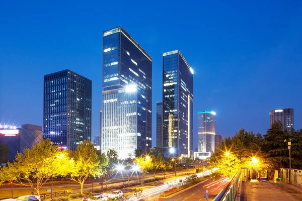 黄昏时分杭州市中心的现代写字楼建筑 — 图库照片