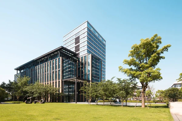Moderne Bürogebäude Der Nähe Von Wiese Der Innenstadt Von Hangzhou — Stockfoto
