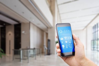 cep telefonu uygulaması üzerinde modern ofis binası geniş salonda akıllı ev ile