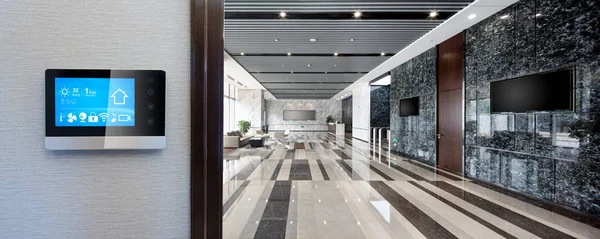 Smart Skärm Väggen Med Interiören Rymlig Hall Modern Kontorsbyggnad — Stockfoto