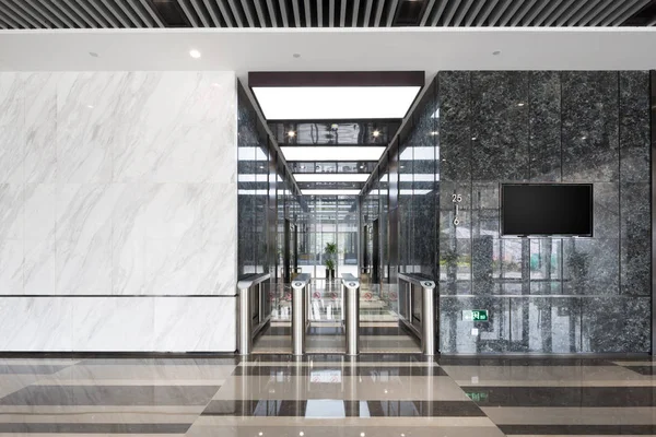 Modern Ofis Binası Içinde Akıllı Ekipman Ile Giriş Koridoru — Stok fotoğraf