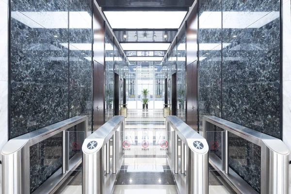 近代的なオフィスビルのインテリジェントな機器と入り口の廊下 — ストック写真