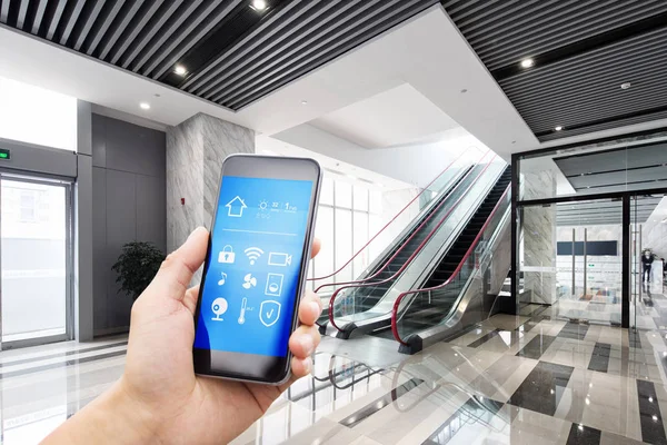 Teléfono Móvil Con Aplicaciones Para Hogar Inteligente Centro Del Edificio — Foto de Stock