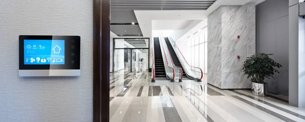 Pantalla Inteligente Con Amplio Centro Con Escaleras Mecánicas Moderno Edificio — Foto de Stock