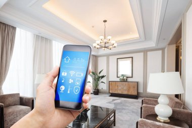Akıllı ev içinde hareket eden telefon