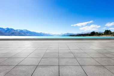 boş tuğla yerden mavi deniz manzara