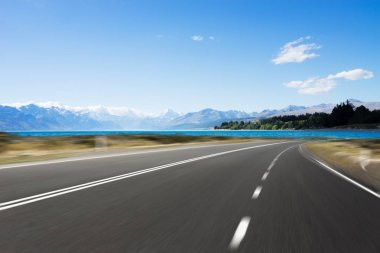 Boş yol üzerinden mavi deniz manzara