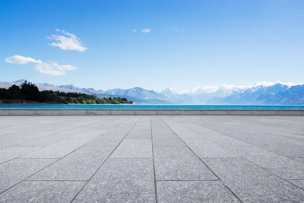 空のれんが造りの床に青い海の風景 — ストック写真