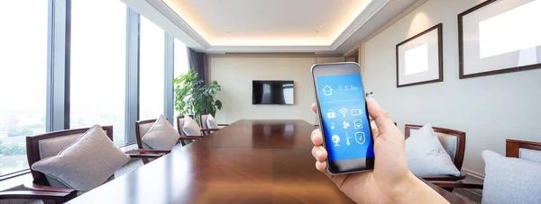 Telefone celular em casa inteligente com mesa pintada — Fotografia de Stock