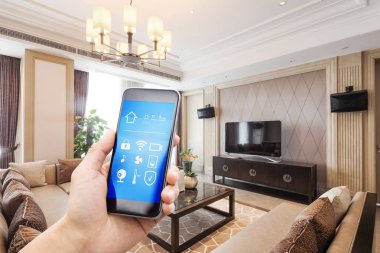 Akıllı ev içinde hareket eden telefon