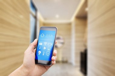 Akıllı ev içinde hareket eden telefon