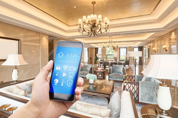 Telefone celular em casa inteligente — Fotografia de Stock