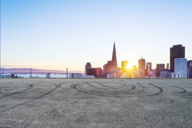 Boş yol ile modern şehir